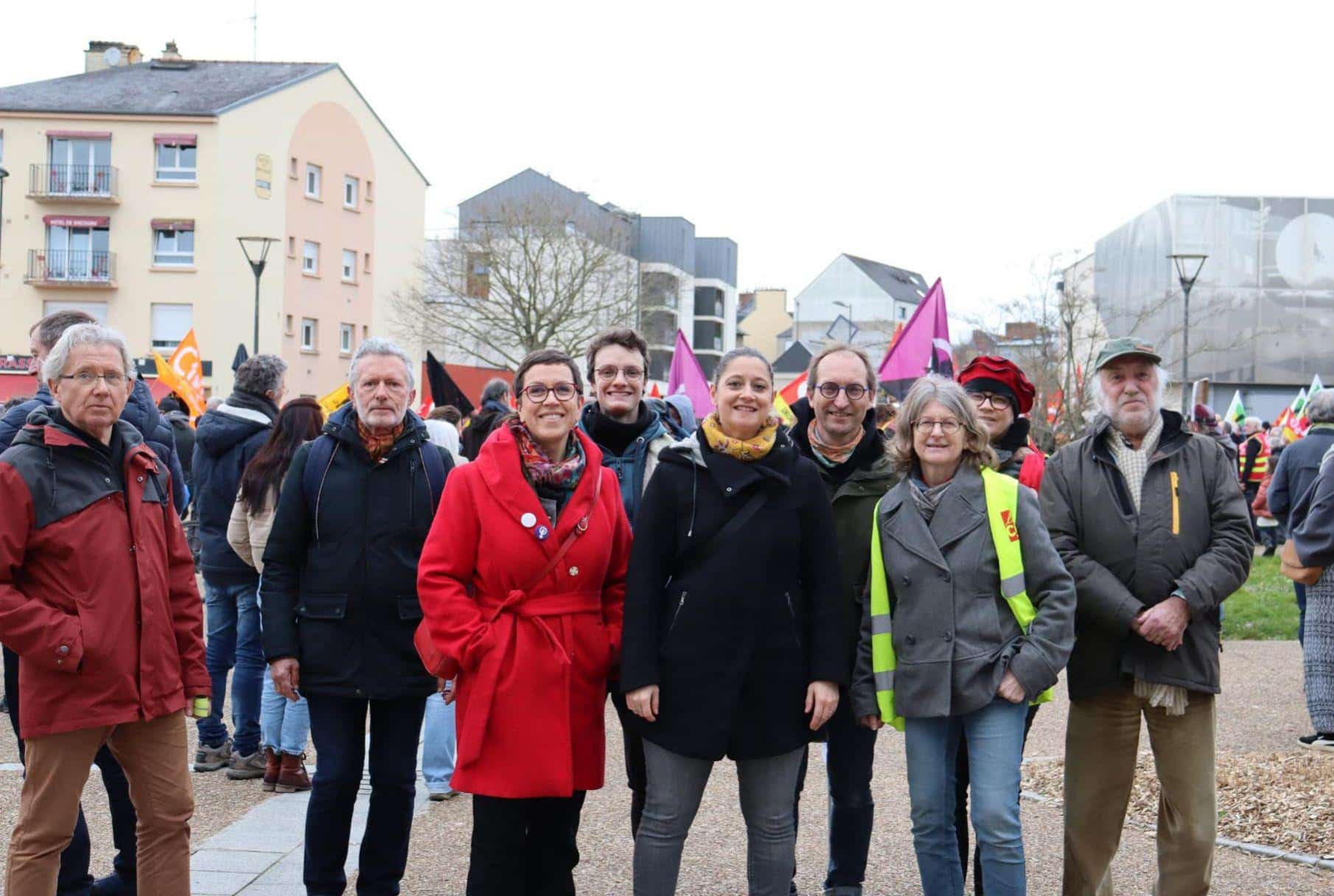 Photo d'une partie des membres du comité collégial de l'association 20000 Maires pour Fougères prise lors de la manifestation contre la réforme des retraites à Fougères le 15 mars 2023