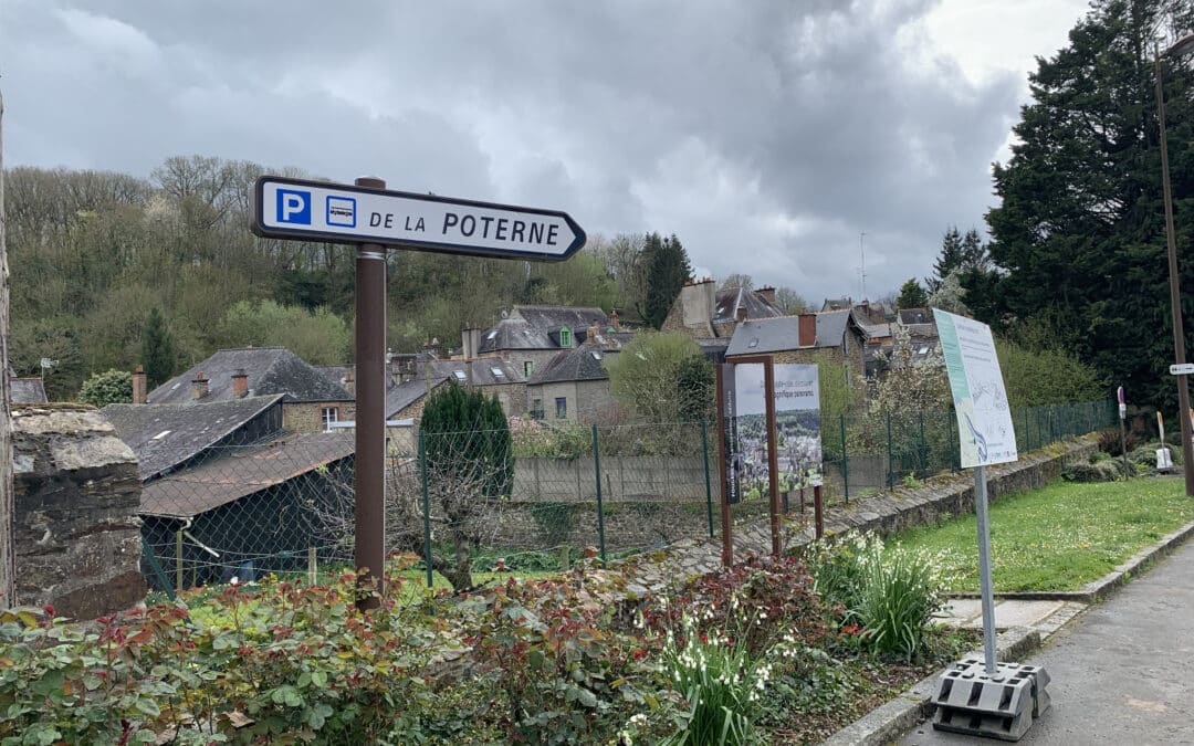 Entrée du parking de la Poterne à Fougères, lieu de stationnement près du chateau.