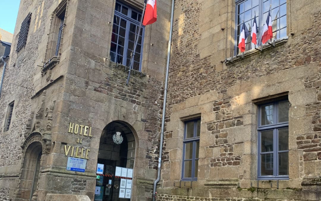 Photo de la mairie de Fougères prise le 11 Mai 2023 avant le conseil municipal